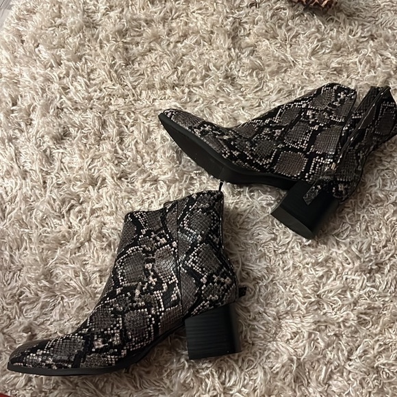 Old Navy- snake skin boots Sz. 8 - Picture 1 of 4